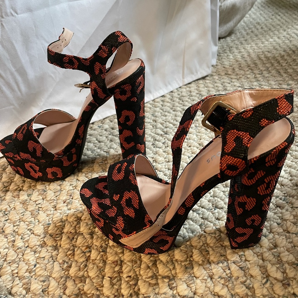 NEVER WORN! Size 6 - platform heel - open toe